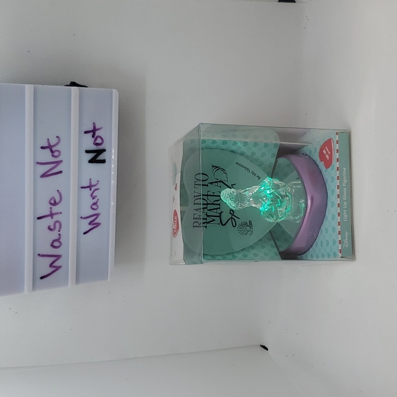 BNIB Disney Princess Light Up Glass Figurine: Ariel "Ready To Make A Splash" - Picture 2 of 6